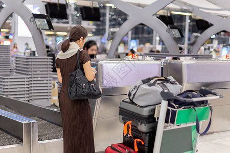 在机场航空柜台检查的软重点女乘客图片