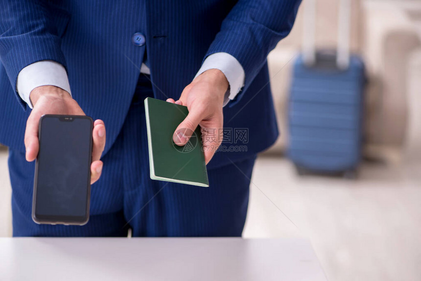 持有护照准备旅行的青年商人图片