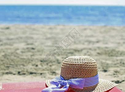 夏天在海边的沙滩床图片
