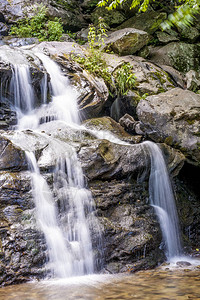 蓝色富饶山地公园的美丽自然瀑布美图片