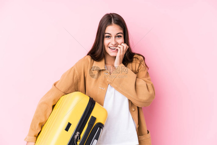 年轻的caucasian旅行女青年拿着手提箱孤立的指甲图片