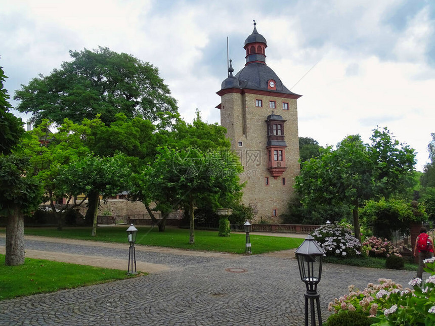 城堡VollradsamRhein的住宅塔该综合体直接位于受欢迎的长途远足径Rheinsteig上图片