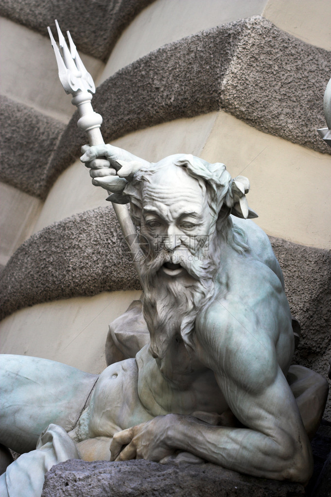 奥地利维也纳霍夫堡皇宫海王星雕像的近图片