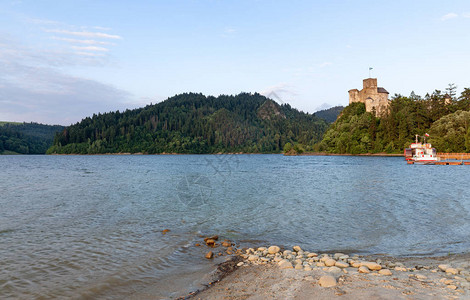 湖面上的落日涅季卡城堡风景图片