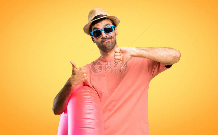 暑假时戴帽子和墨镜的人做不好的标志在是或不是橙色背景中图片