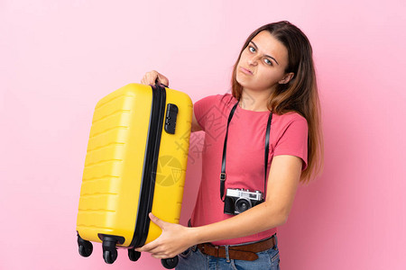 年轻旅行者女孩拿着手提箱背景图片