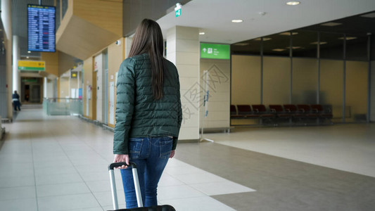 旅行女黑发女子正在现代机场候机站行走图片