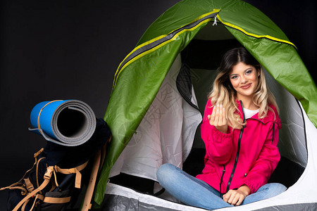住在露营绿色帐篷中的少女图片
