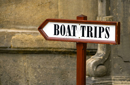 靠近一个旅游信息标志指向出航路线的图片