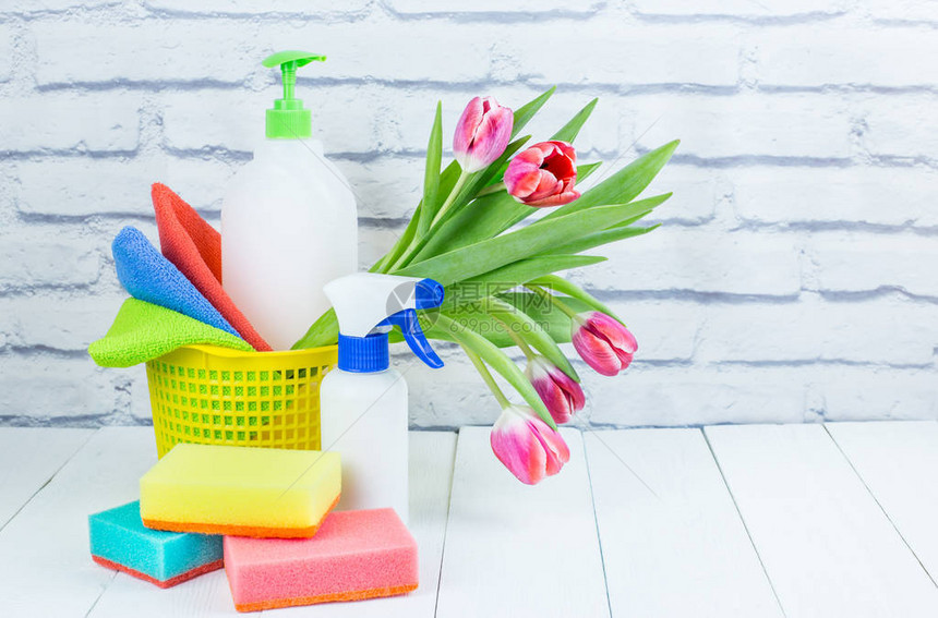 春季大扫除假期概念清洁用品和工具和春花液体消毒剂海绵和清洁图片