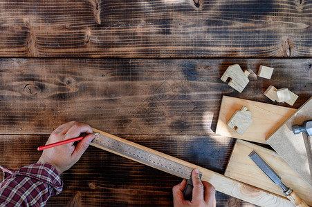 DIY的原始木工设备以及木匠和手工艺人的工作具快乐概念在家关闭并实图片