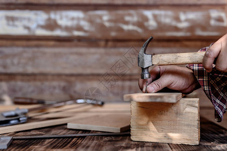 在木工店作的木匠家具和家居装饰制作概念的木制品D图片