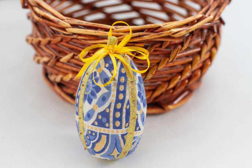 五颜六色的织品复活节装饰鸡蛋为假日图片