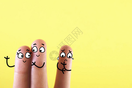 三个手指被装饰成三个人其中一位因丈夫的婚外情背景