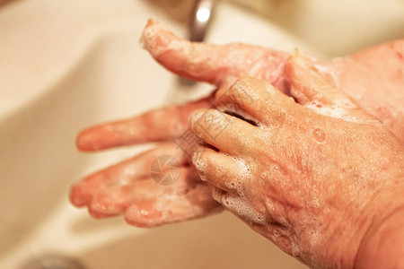 妇女用肥皂和水把手洗在一流背景图片