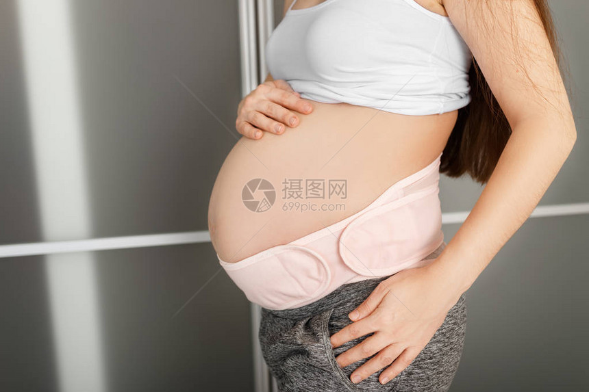 绷带的孕妇腹部的特写骨科腹部支撑带妊娠绷带背痛带怀孕怀孕产图片