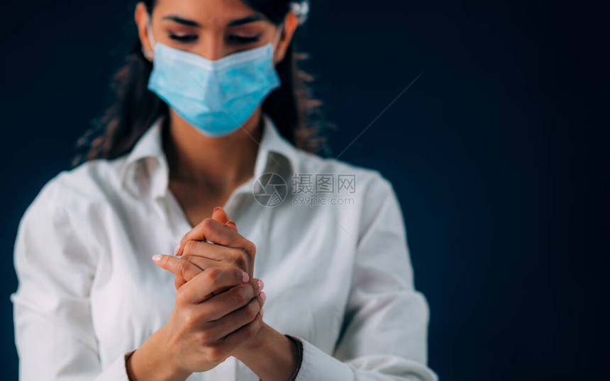 Covid19Corona疫情预防美丽的年轻女用手防疫器Gel图片