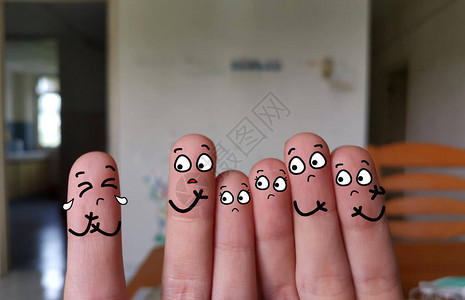 6个手指被装饰成6个人其中1个图片