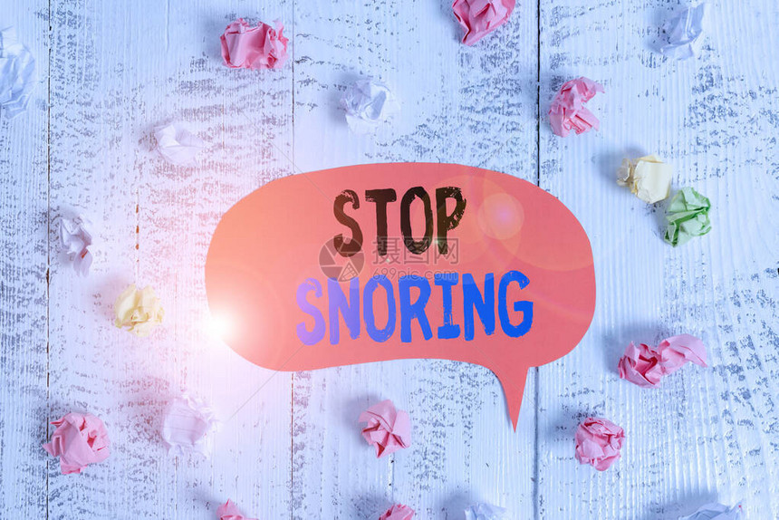 概念手写显示停止打鼾概念意味着由于气道组织振动而导致睡眠时呼吸嘈杂彩色语音气泡纸球木质图片