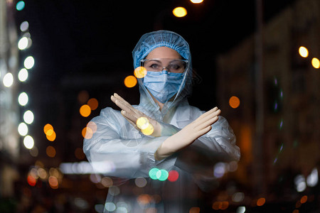 医生用手在夜城的背景上摆出禁止的动作图片