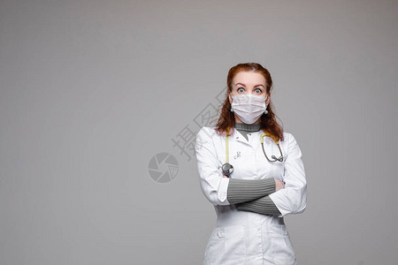 工作室照片肖像的震惊和害怕的护理人员穿着白大褂图片