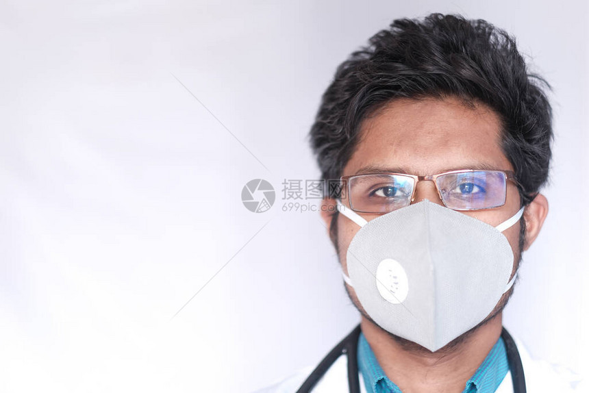 戴口罩防冠状的医生图片