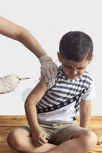为年轻患者接种疫苗的医生小男孩害怕注射儿童免疫儿童疫图片
