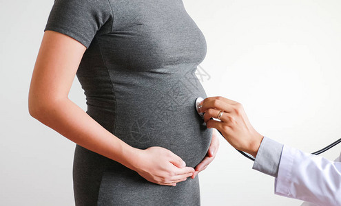 孕妇倾听婴儿心脏跳动与医生图片