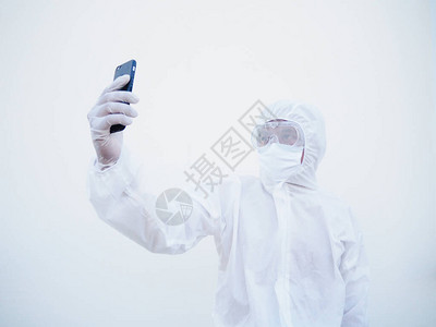 年轻医生或穿个人防护设备套件制服的科学家图片