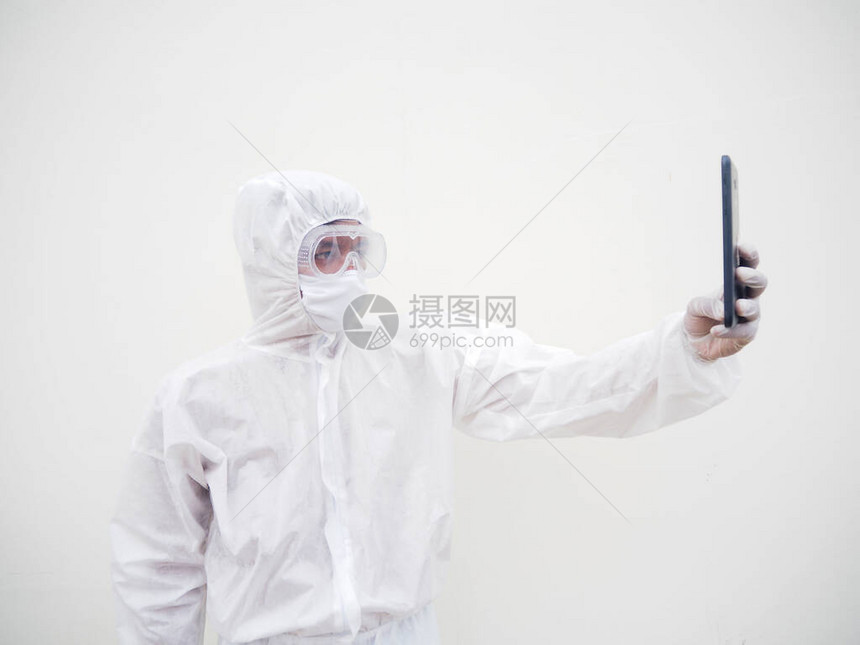年轻医生或穿个人防护设备套件制服的科学家图片