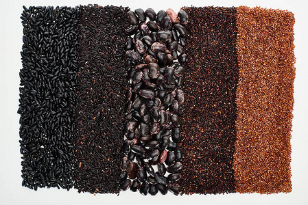 各种黑豆大米quinoa和小麦的顶端图片