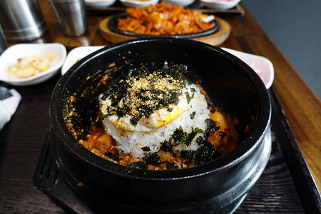 在热碗中供应的韩国米饭图片
