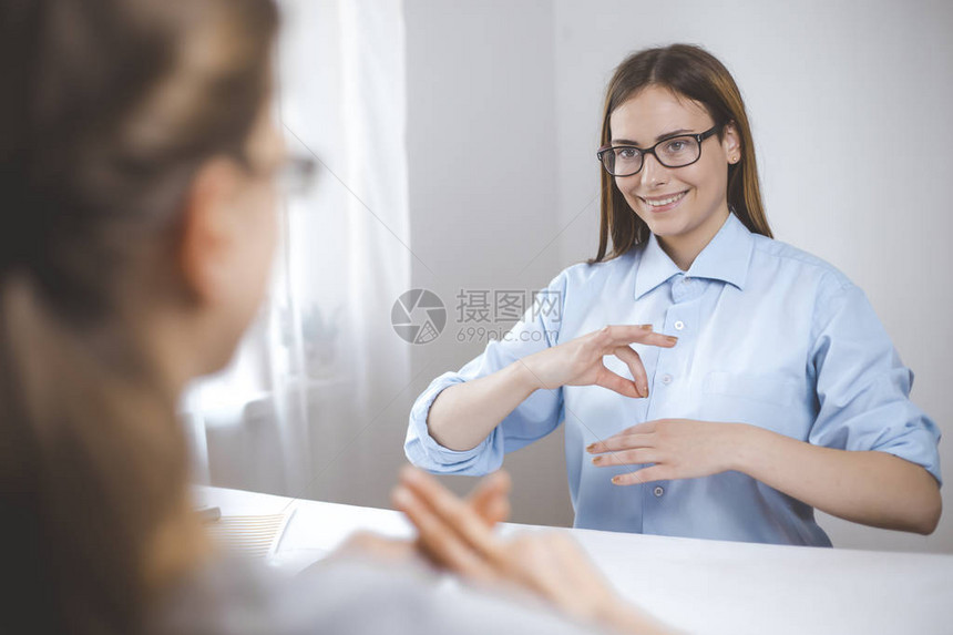 女人交流手语女人学会说聋哑人的语言图片