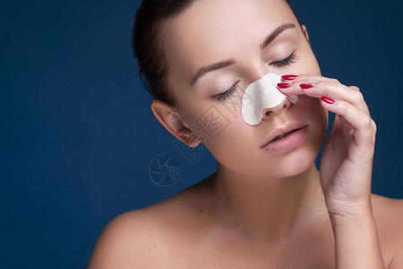 白骨癌女在鼻子上用特殊的补丁除掉黑点图片