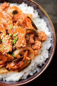 饭碗煮饭时吃猪肉炒鸡尾图片