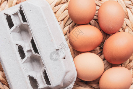 鸡蛋和一个蛋盒在编织图片