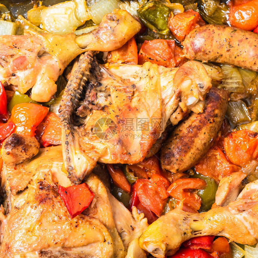 鸡肉香肠辣椒洋葱和西红柿的鸡肉图片