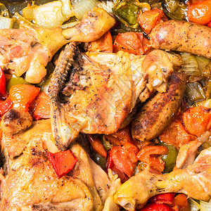 鸡肉香肠辣椒洋葱和西红柿的鸡肉图片