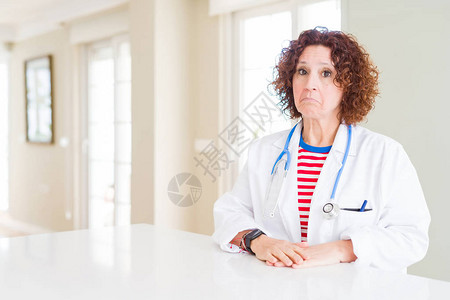 在诊所穿着医疗长袍的高级医生妇女抑郁图片