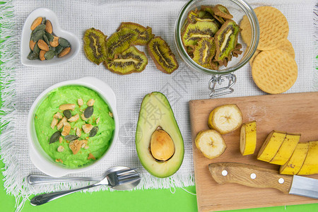牛油果和猕猴桃凝乳健康饮食概念各种样的产品在绿图片