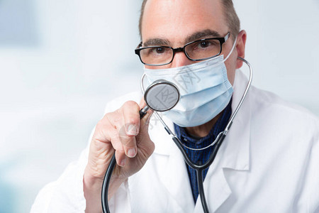 在诊室前戴医用口罩的男医生韩图片