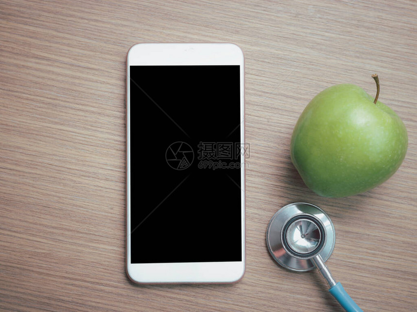 智能手机听诊器和桌上的青苹果医生在线概念在线医疗交流和虚拟界面图片