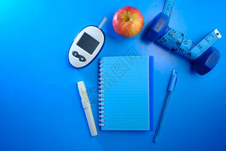 蓝色桌子上的血糖表图片