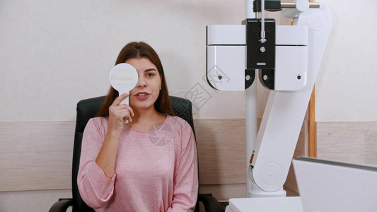 眼科治疗年轻女检查图片
