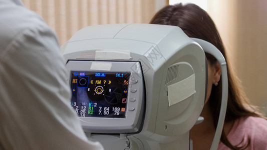 眼科治疗医生使用特殊设备检查视力分析视力中景图片