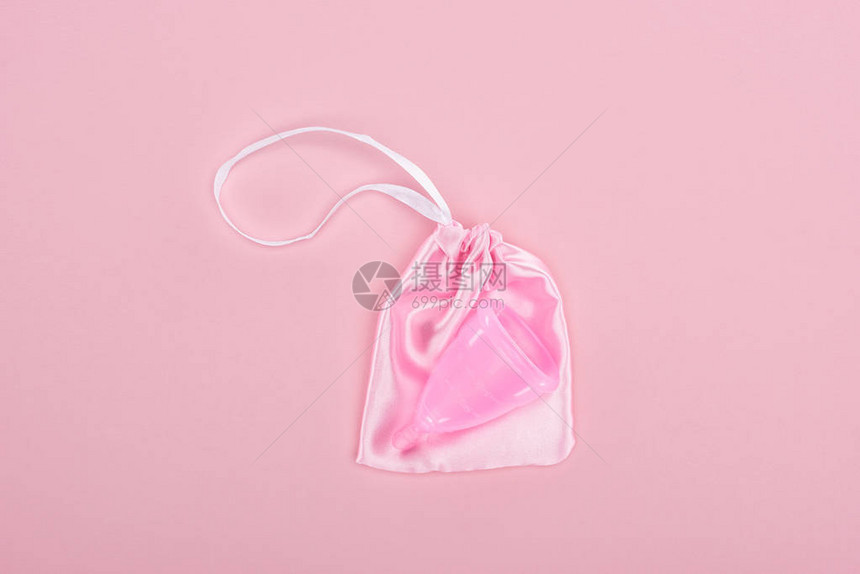 粉红色背景袋中粉红色塑料月经图片