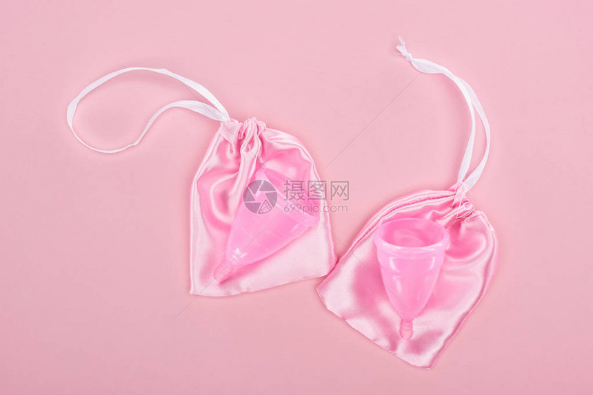 粉红色背景袋中粉红色塑料月经图片