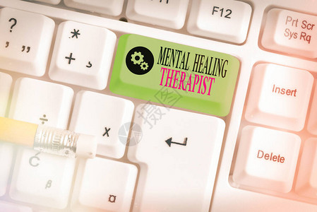 显示心理治疗师的书写笔记帮助个人以健康方式表达情感的商业理念彩色键盘图片