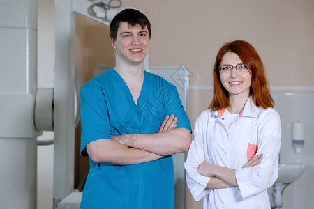 男医生和护士放射科医生站在医疗办公室的X图片