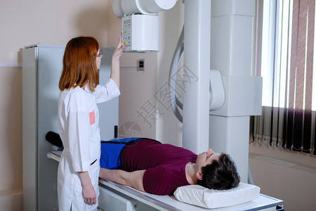 女医生放射科医生为患者准备在医疗办公室接图片